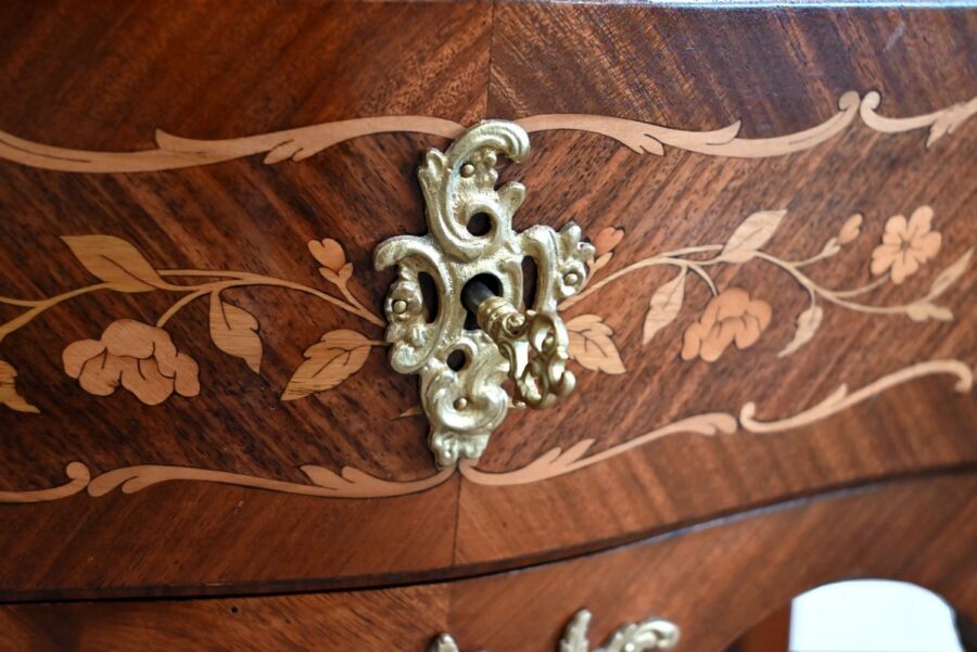 Petite Commode Vitrine en Acajou et Bois de Violette, style Louis XV – Fin XIXe – Image 10