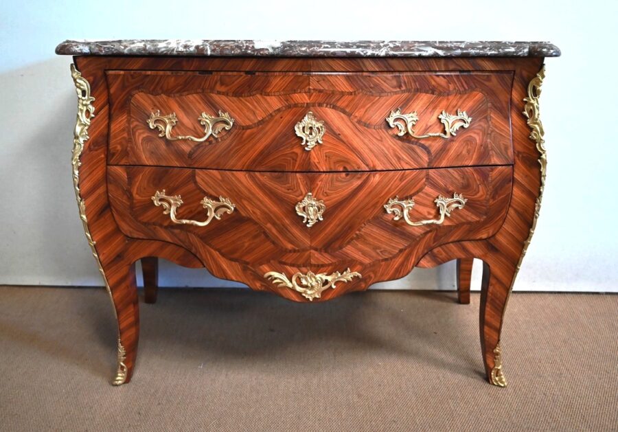 Commode Sauteuse, style Louis XV – 2ème moitié XIXe