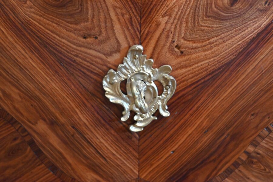Commode Sauteuse, style Louis XV – 2ème moitié XIXe – Image 11