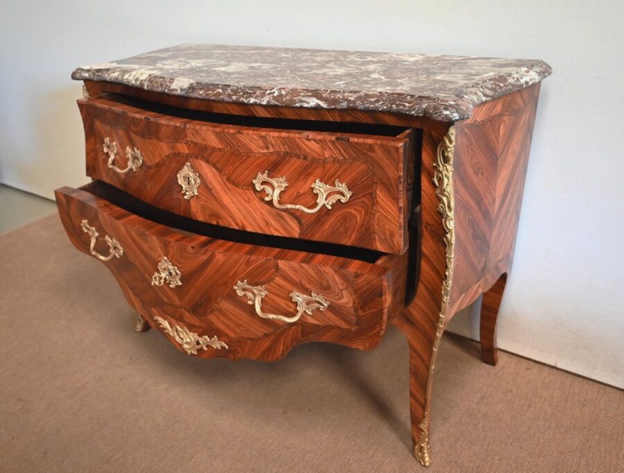 Commode Sauteuse, style Louis XV – 2ème moitié XIXe – Image 4