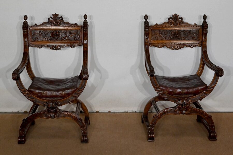 Paire d'importants Fauteuils Dagobert, Curule, goût Renaissance – Fin XIXe