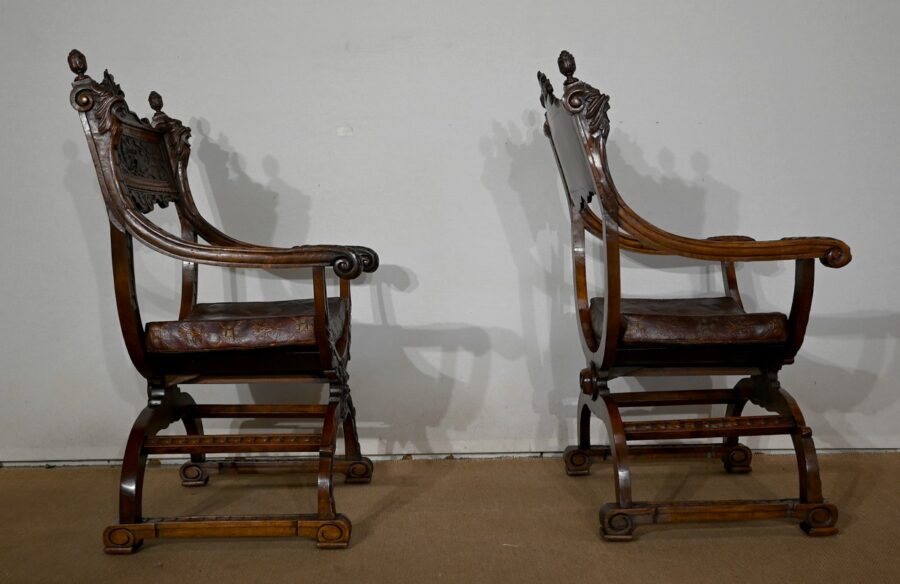 Paire d'importants Fauteuils Dagobert, Curule, goût Renaissance – Fin XIXe – Image 4