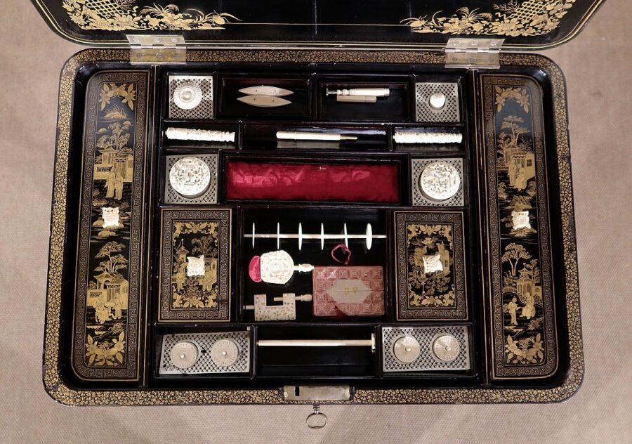 Travailleuse en bois noirci à décor asiatique, époque Napoléon III – Milieu XIXe – Image 12