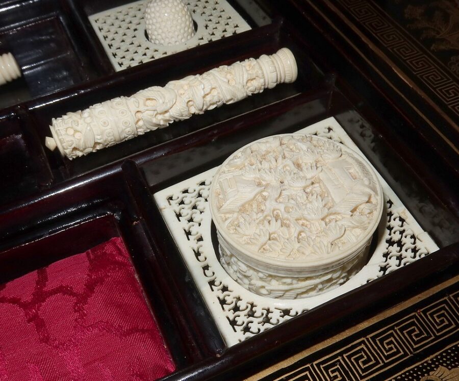Travailleuse en bois noirci à décor asiatique, époque Napoléon III – Milieu XIXe – Image 16