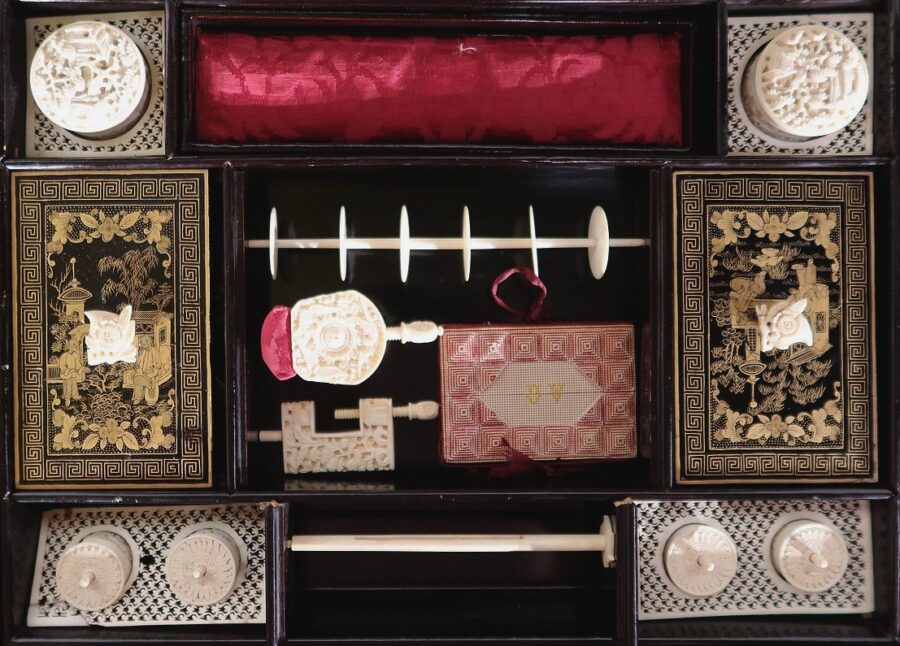 Travailleuse en bois noirci à décor asiatique, époque Napoléon III – Milieu XIXe – Image 18