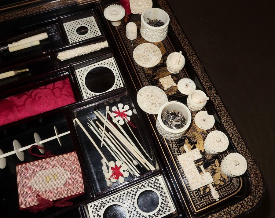 Travailleuse en bois noirci à décor asiatique, époque Napoléon III – Milieu XIXe – Image 19