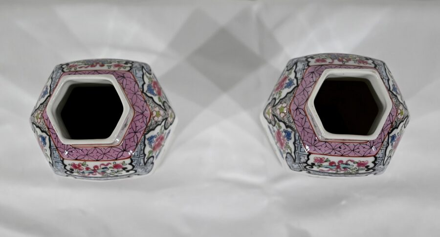 Paire de Vases Hexagonaux en Faïence, Chine – Fin XIXe – Image 6