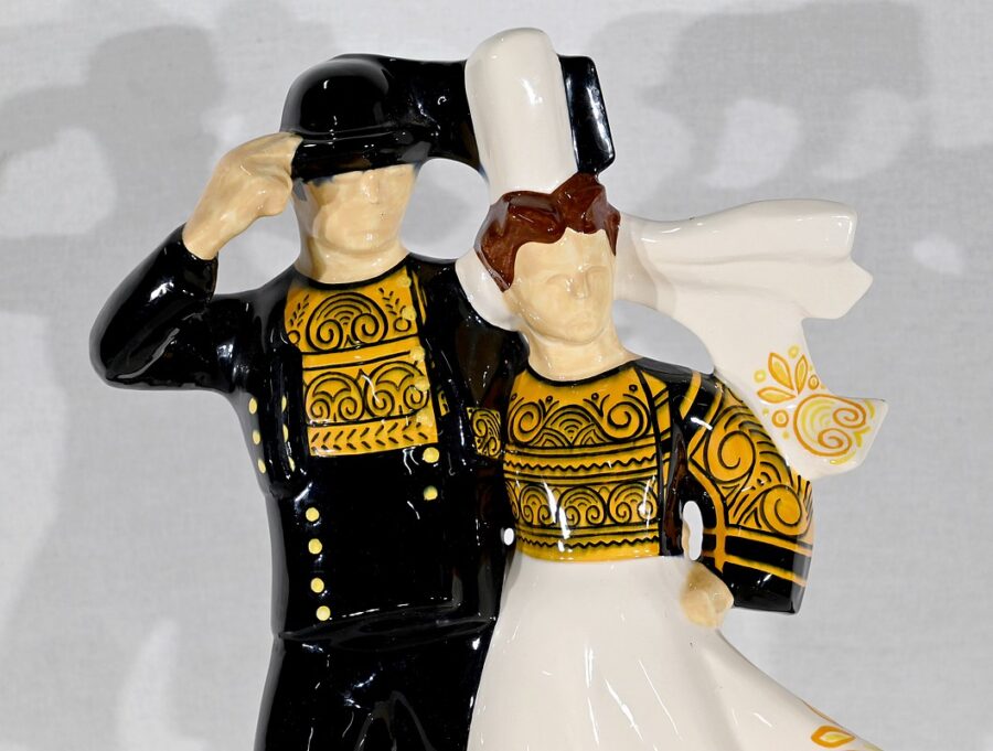 Faïence « Couple de Danseurs Bigoudens », de R.Micheau-Vernez, Manufacture Henriot Quimper – Milieu XXe – Image 5