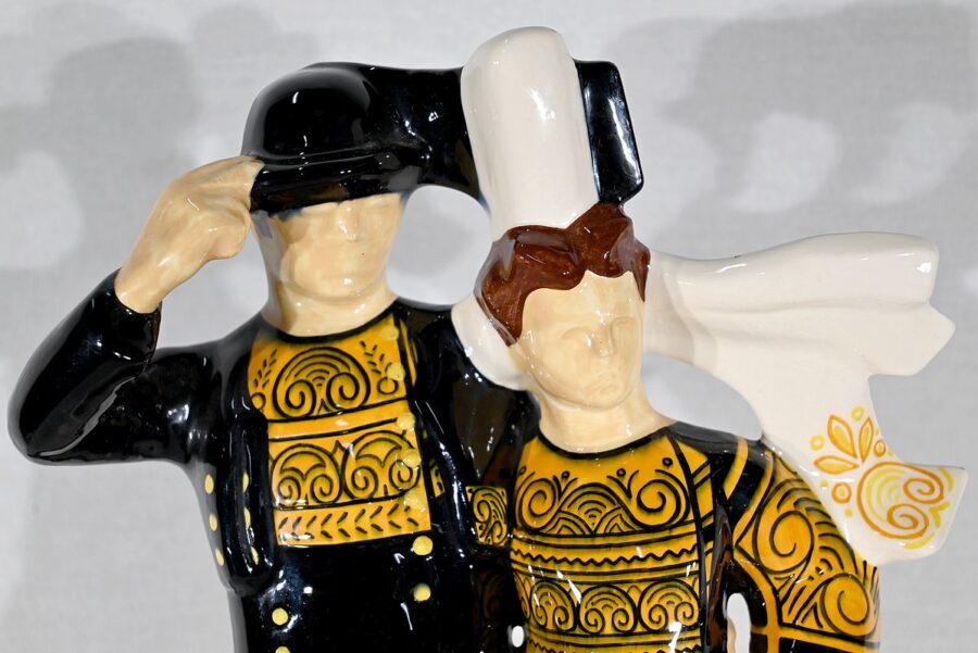 Faïence « Couple de Danseurs Bigoudens », de R.Micheau-Vernez, Manufacture Henriot Quimper – Milieu XXe – Image 6