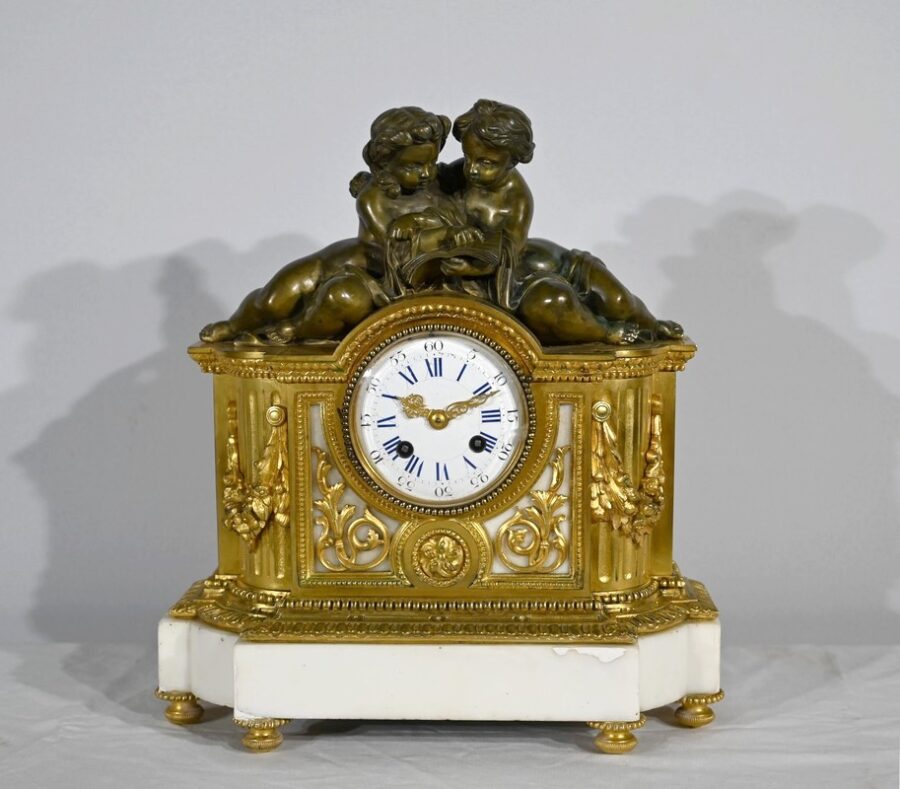 Pendule en Bronze et Marbre, style Louis XVI, époque Napoléon III – Milieu XIXe