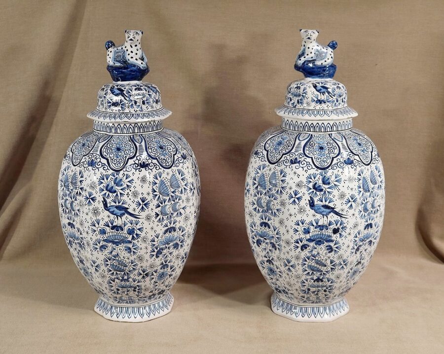 Paire de Vases en Faïence, dans le goût Delft – Fin XIXe
