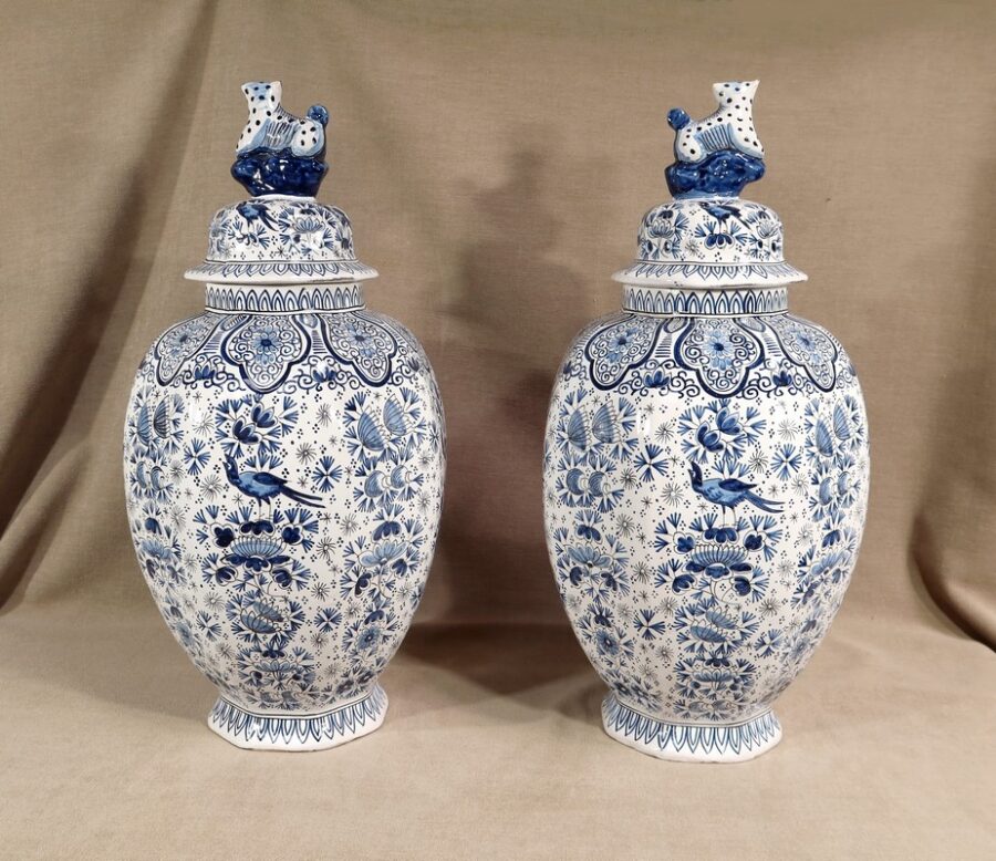 Paire de Vases en Faïence, dans le goût Delft – Fin XIXe – Image 6
