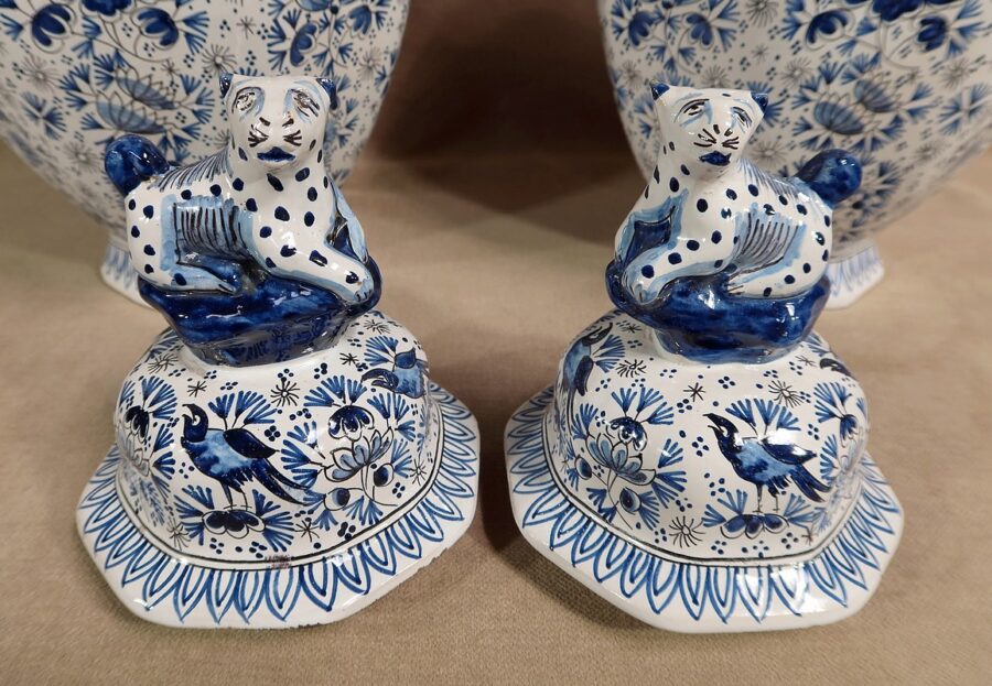 Paire de Vases en Faïence, dans le goût Delft – Fin XIXe – Image 8