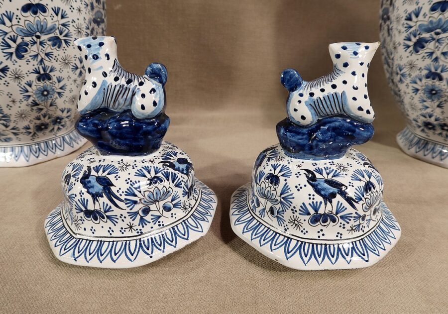 Paire de Vases en Faïence, dans le goût Delft – Fin XIXe – Image 9