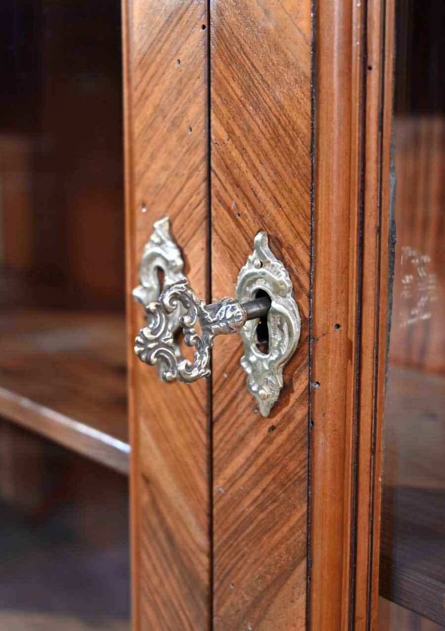Étroite Bibliothèque en Noyer et Thuya, goût Louis XV – Fin XIXe – Image 7