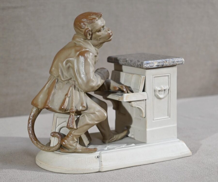 Pot à Tabac en Biscuit et Grès « Singe Mélomane », Manufacture Sarreguemines – Fin XIXe – Image 2
