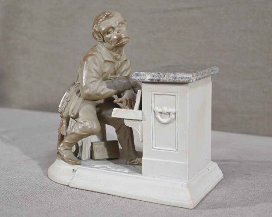 Pot à Tabac en Biscuit et Grès « Singe Mélomane », Manufacture Sarreguemines – Fin XIXe – Image 3