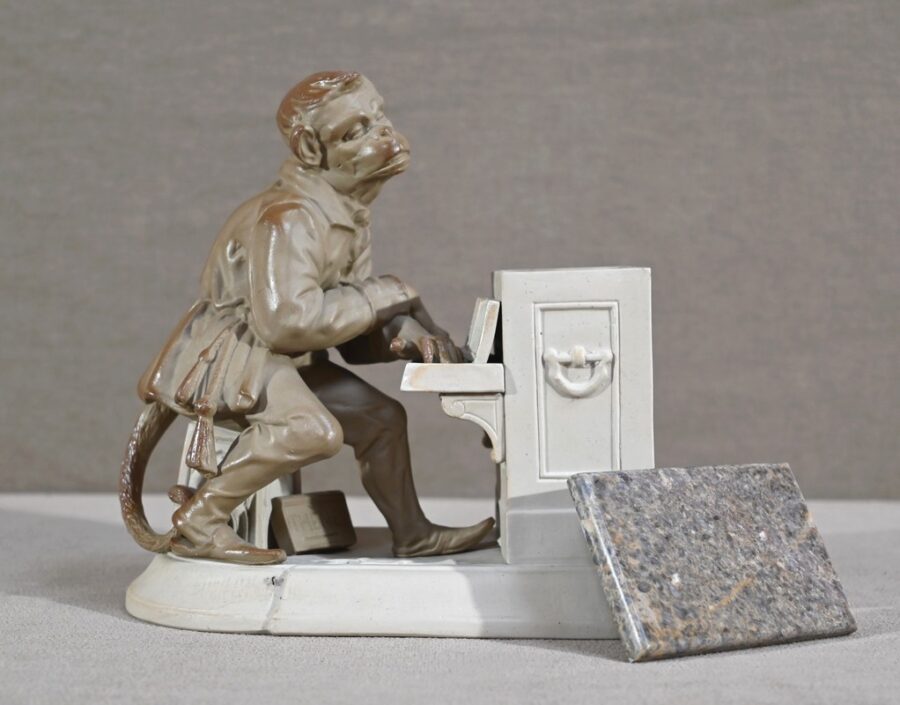 Pot à Tabac en Biscuit et Grès « Singe Mélomane », Manufacture Sarreguemines – Fin XIXe – Image 4