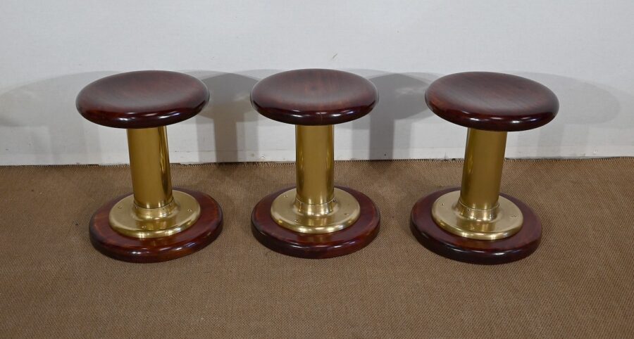 Suite de 3 Tabourets de Salon Paquebot, en Acajou et Laiton, Angleterre – Début XXe