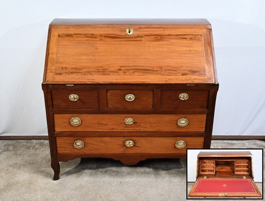 Commode Scriban de Port en Acajou de Saint Martin et de Cuba, époque Louis XV – XVIIIe