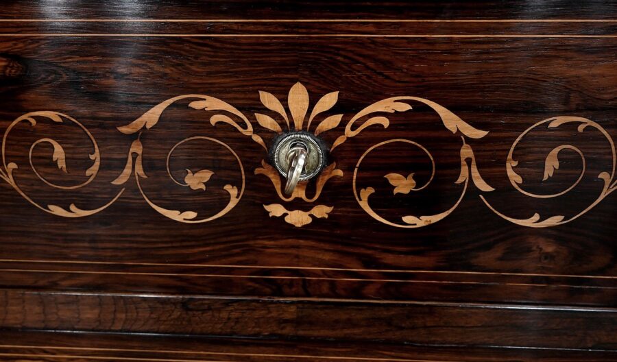 Petite Commode en Palissandre de Rio et Marqueteries, époque Charles X - Début XIXe – Image 12