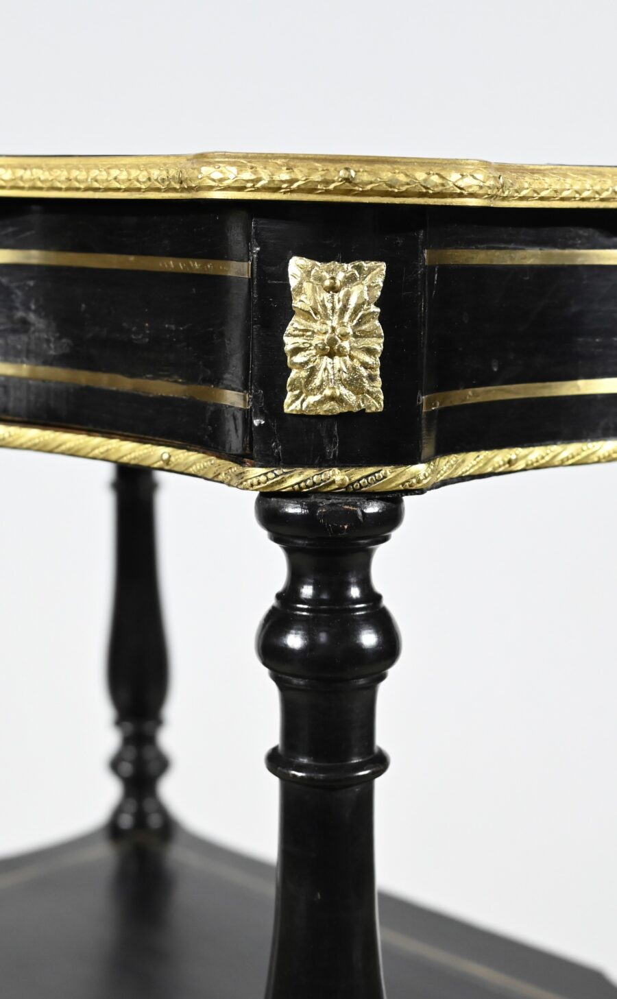 Rare Petite Table Desserte en Poirier noirci et Laiton, époque Napoléon III – Milieu XIXe – Image 13
