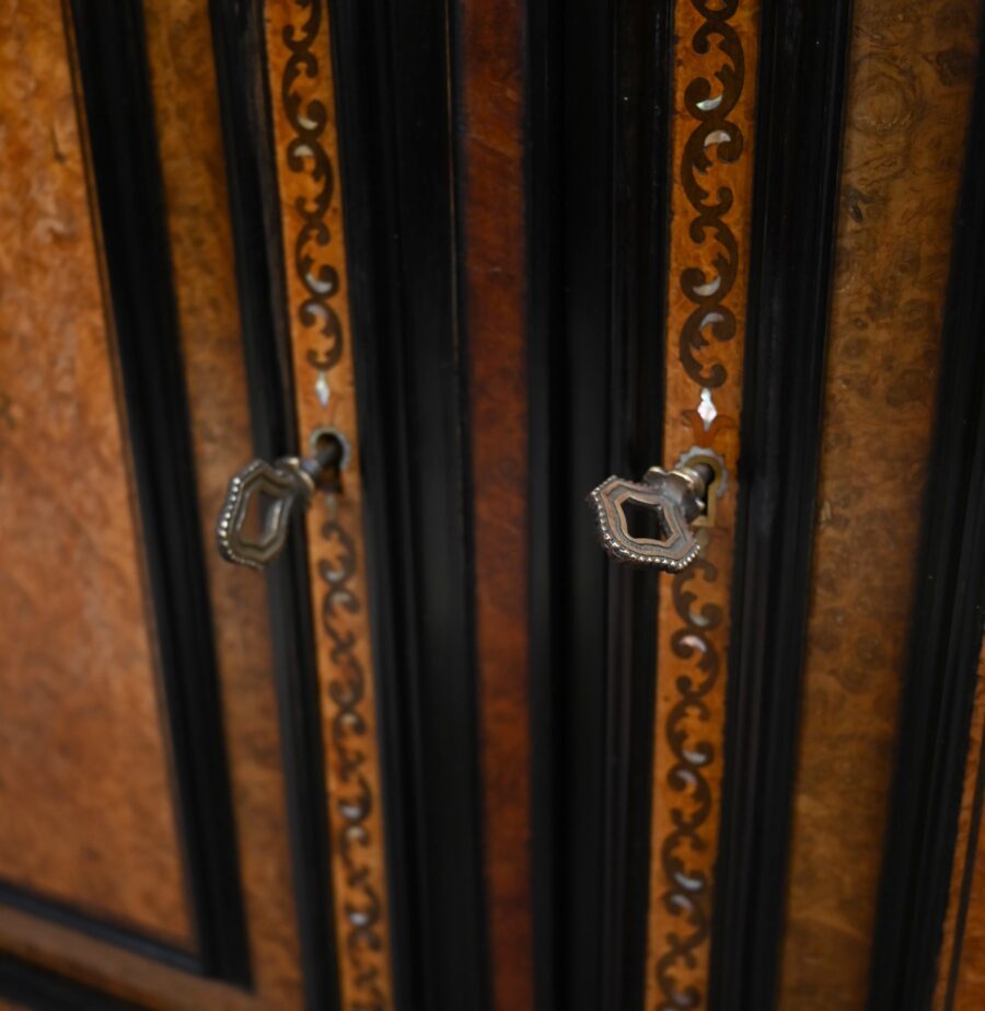 Petit Buffet Deux-Corps en Bois Noirci et Loupe de Thuya, estampillé Gordóvil, goût Renaissance, Espagne – Début XXe – Image 18