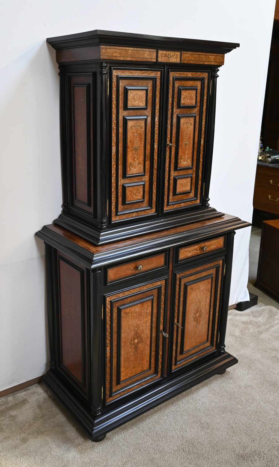 Petit Buffet Deux-Corps en Bois Noirci et Loupe de Thuya, estampillé Gordóvil, goût Renaissance, Espagne – Début XXe – Image 3