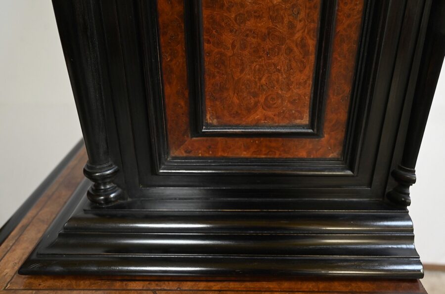 Petit Buffet Deux-Corps en Bois Noirci et Loupe de Thuya, estampillé Gordóvil, goût Renaissance, Espagne – Début XXe – Image 31