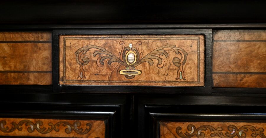 Petit Buffet Deux-Corps en Bois Noirci et Loupe de Thuya, estampillé Gordóvil, goût Renaissance, Espagne – Début XXe – Image 7