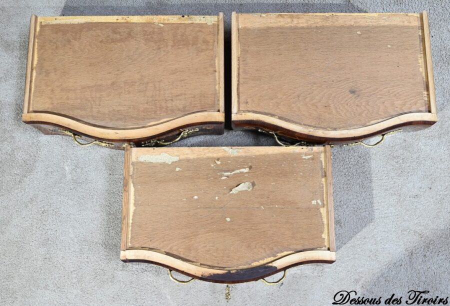 Petite Commode-Tombeau en Palissandre et Bois de Violette, style Transition Louis XIV  Louis XV – Début XXe – Image 24
