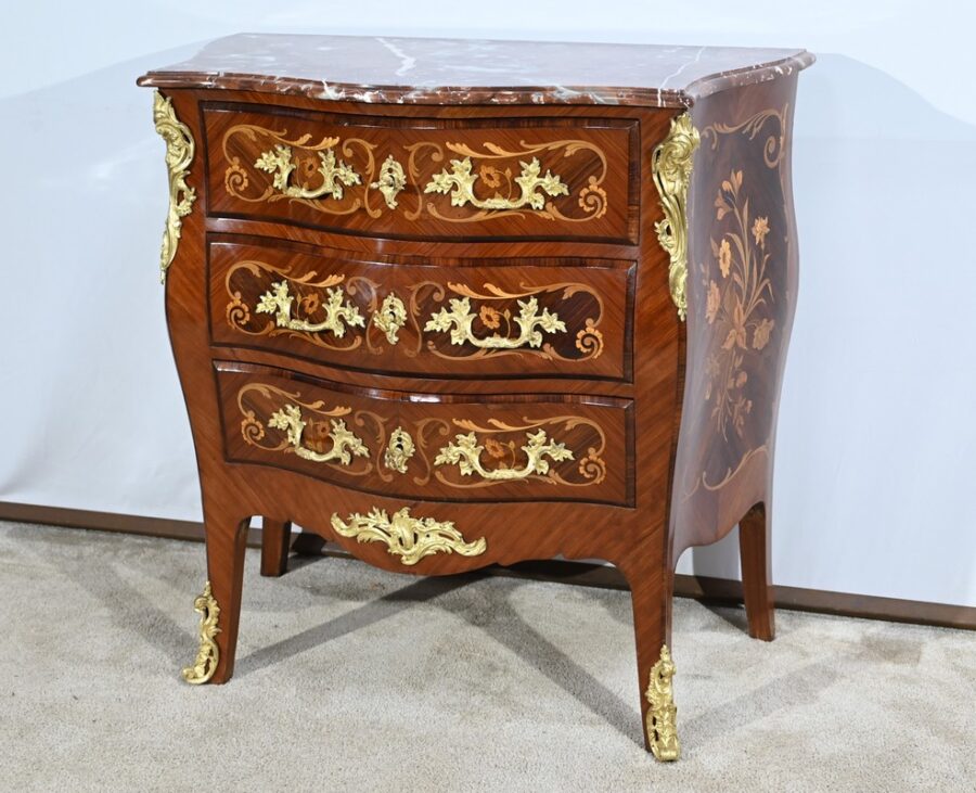 Petite Commode-Tombeau en Palissandre et Bois de Violette, style Transition Louis XIV  Louis XV – Début XXe – Image 4