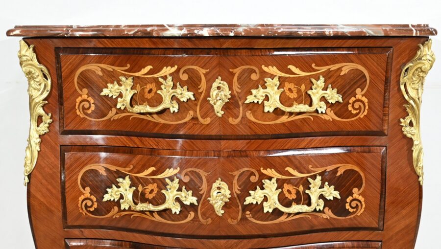 Petite Commode-Tombeau en Palissandre et Bois de Violette, style Transition Louis XIV  Louis XV – Début XXe – Image 8