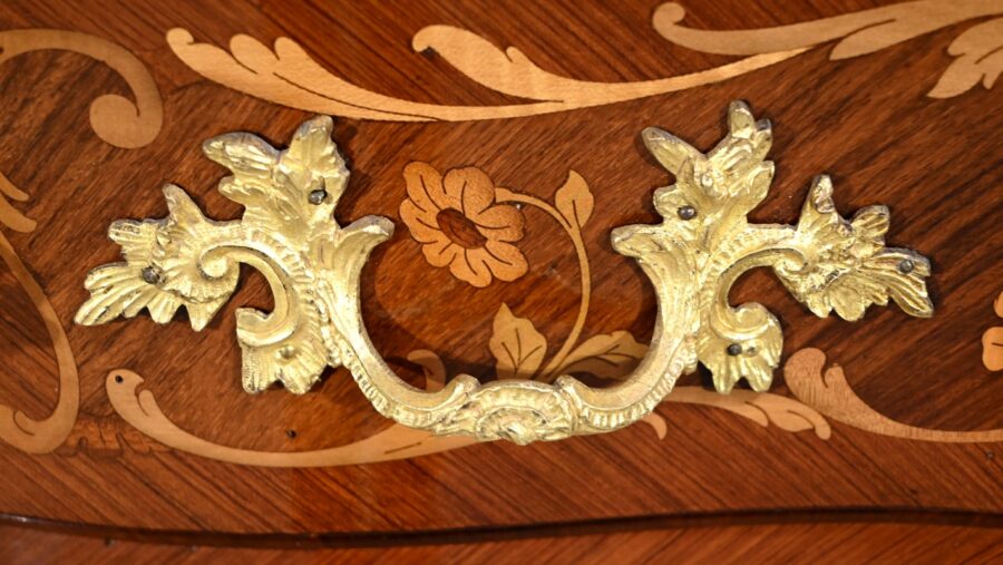 Petite Commode-Tombeau en Palissandre et Bois de Violette, style Transition Louis XIV  Louis XV – Début XXe – Image 10
