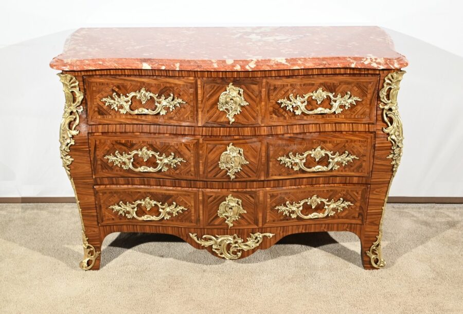 Commode Tombeau en Marqueterie de Bois de Violette, style Transition Louis XIV / Louis XV – 1ère Partie XXe