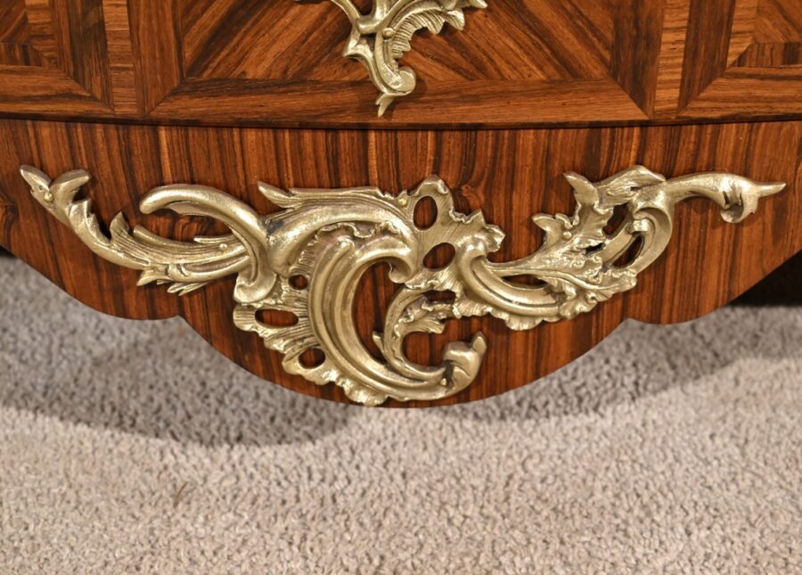 Commode Tombeau en Marqueterie de Bois de Violette, style Transition Louis XIV / Louis XV – 1ère Partie XXe – Image 18