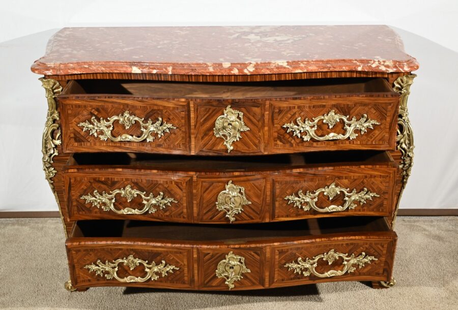Commode Tombeau en Marqueterie de Bois de Violette, style Transition Louis XIV / Louis XV – 1ère Partie XXe – Image 5