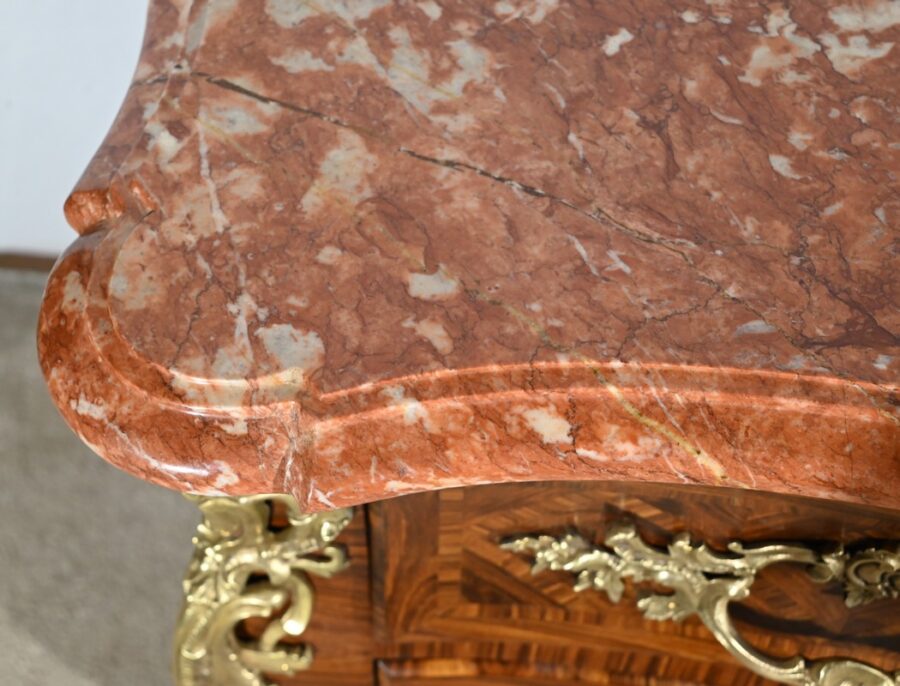 Commode Tombeau en Marqueterie de Bois de Violette, style Transition Louis XIV / Louis XV – 1ère Partie XXe – Image 7