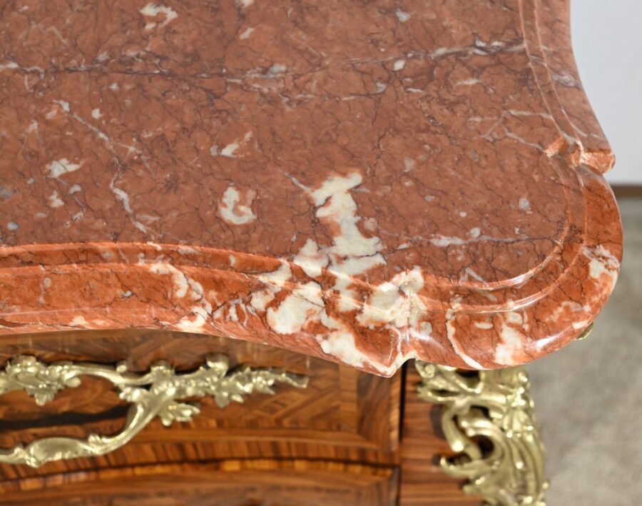Commode Tombeau en Marqueterie de Bois de Violette, style Transition Louis XIV / Louis XV – 1ère Partie XXe – Image 8
