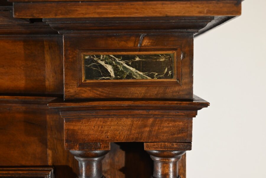 Petit Buffet Deux Corps en Noyer Massif, style Renaissance – Milieu XIXe – Image 15