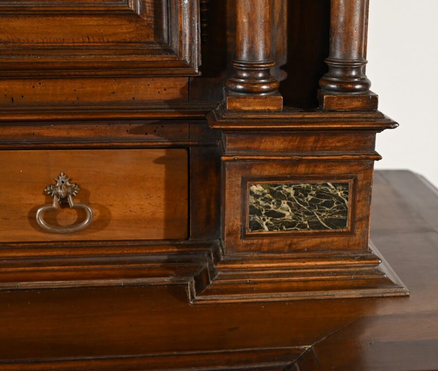 Petit Buffet Deux Corps en Noyer Massif, style Renaissance – Milieu XIXe – Image 23