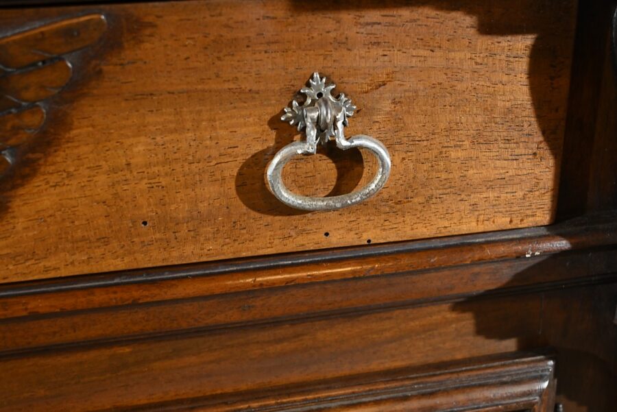 Petit Buffet Deux Corps en Noyer Massif, style Renaissance – Milieu XIXe – Image 27