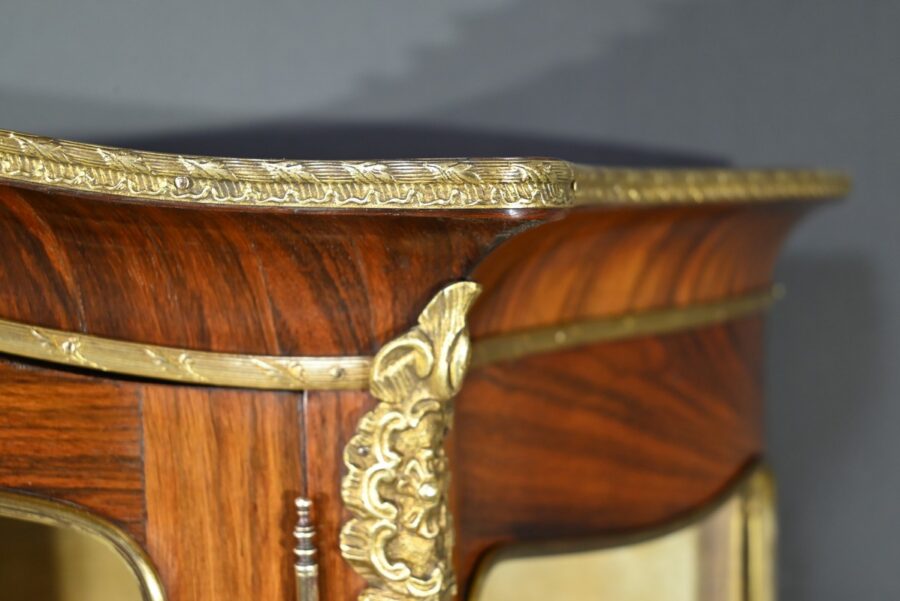 Meuble Vitrine en Palissandre, style Louis XV / Louis XVI, époque Napoléon III – Milieu XIXe – Image 10