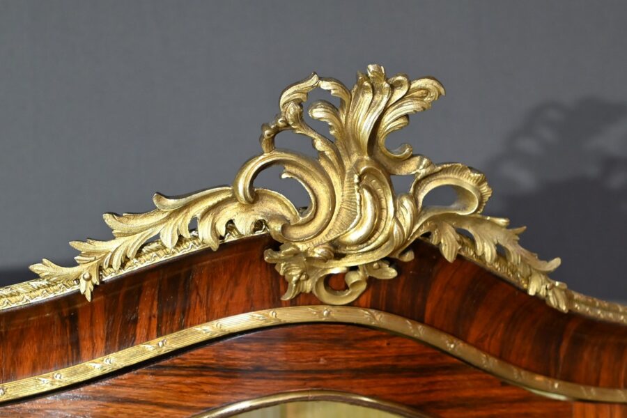 Meuble Vitrine en Palissandre, style Louis XV / Louis XVI, époque Napoléon III – Milieu XIXe – Image 7