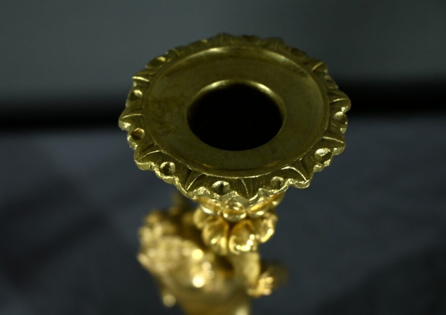 Paire de Bougeoirs en Bronze Doré – Milieu XIXe – Image 13