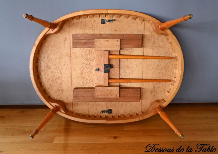 Table Ovale à Allonges en Érable Moucheté, style Charles X – Milieu XXe – Image 31